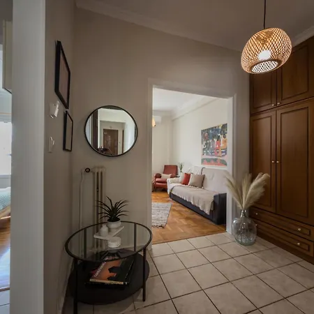 Sunny Nest, Stylish & Bright Urban Retreat Apartament